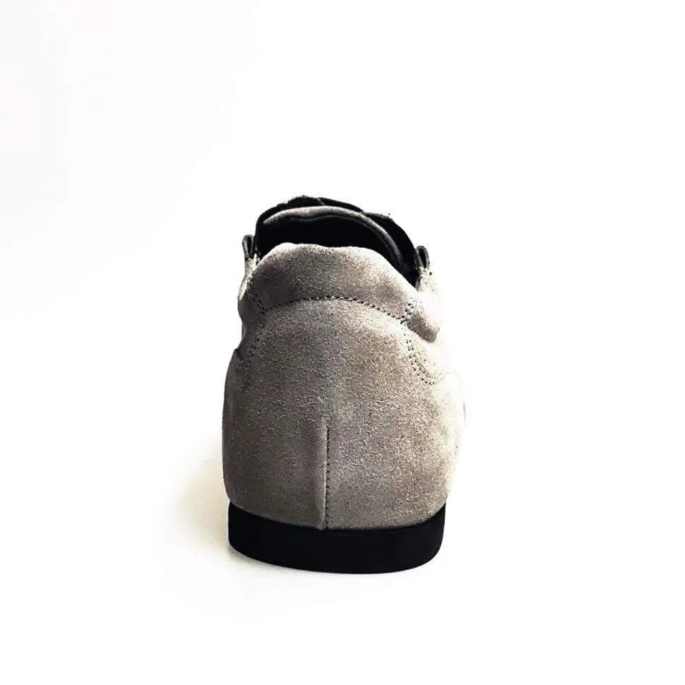 Sneaker Bahia Ivan in camoscio grigio, modello extraconfort, con suola bianca e dettagli eleganti, adatta a look casual e sportivi