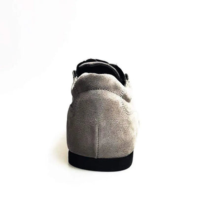 Sneaker Bahia Ivan in camoscio grigio, modello extraconfort, con suola bianca e dettagli eleganti, adatta a look casual e sportivi