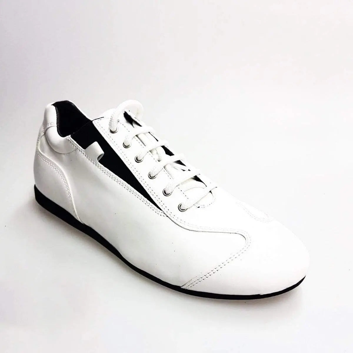 Scarpa sneaker in pelle bianca Panama Ivan di Wish Dance Shop, comoda e stile, vista frontale con dettagli in pelle.