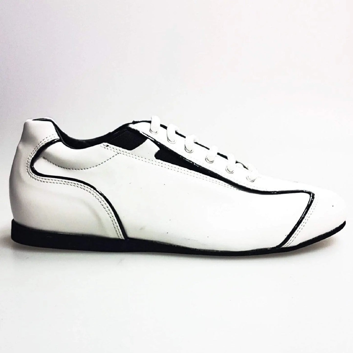 Sneaker bianca Ivan Habana in pelle con dettagli neri e suola in Microlight, calzatura comoda e moderna di Wish Dance Shop