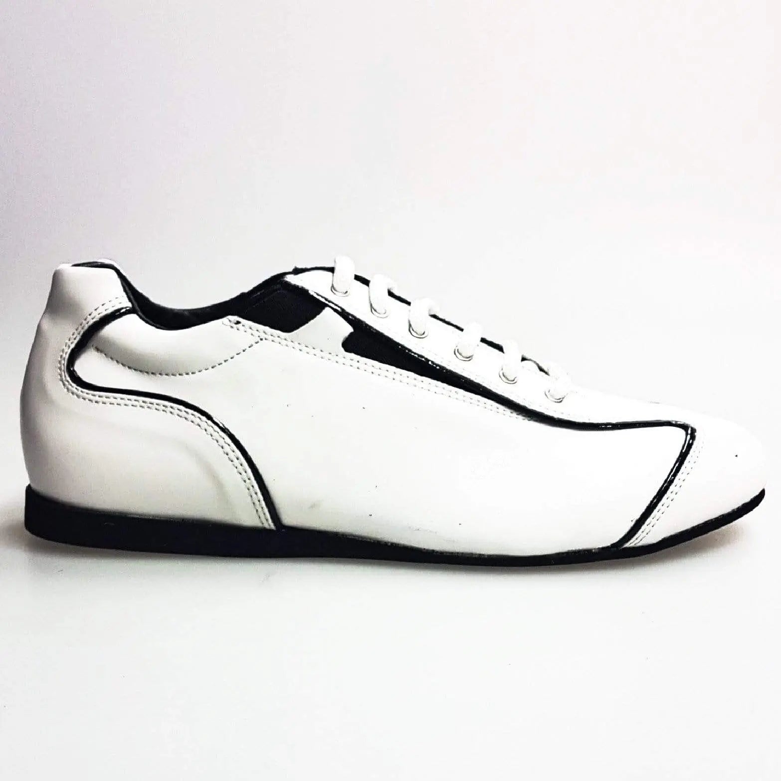 Sneaker bianca Ivan Habana in pelle con dettagli neri e suola in Microlight, calzatura comoda e moderna di Wish Dance Shop