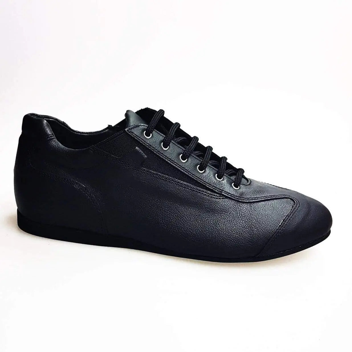 Sneaker in pelle nera Bayamo Ivan di Wish Dance Shop, scarpa comoda con suola leggera Microlight, vista frontale.