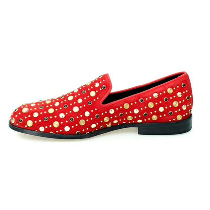 Scarpa mocassino Jack Sparrow Pirata Wish Dance Shop in camoscio rosso con borchie oro e Swarovski neri, fondo cuoio premium.