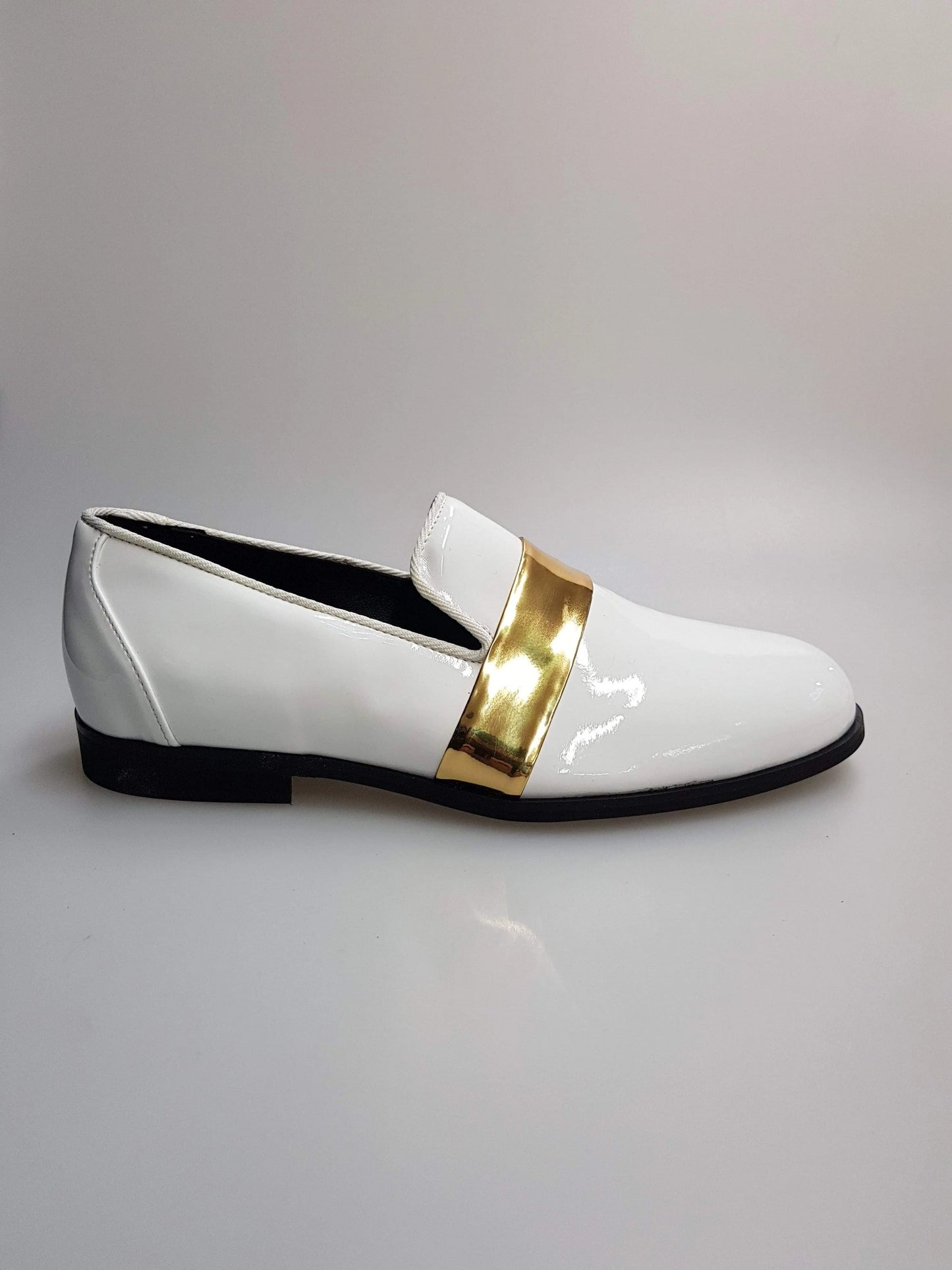 Mocassino in vernice bianca con fascia oro, scarpa Wish Dance Shop, foderato in vera pelle italiana, elegante e raffinato.