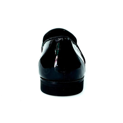 Mocassino uomo in vernice nera con fascia argento, scarpa elegante in pelle patentata, stile classico e raffinato.