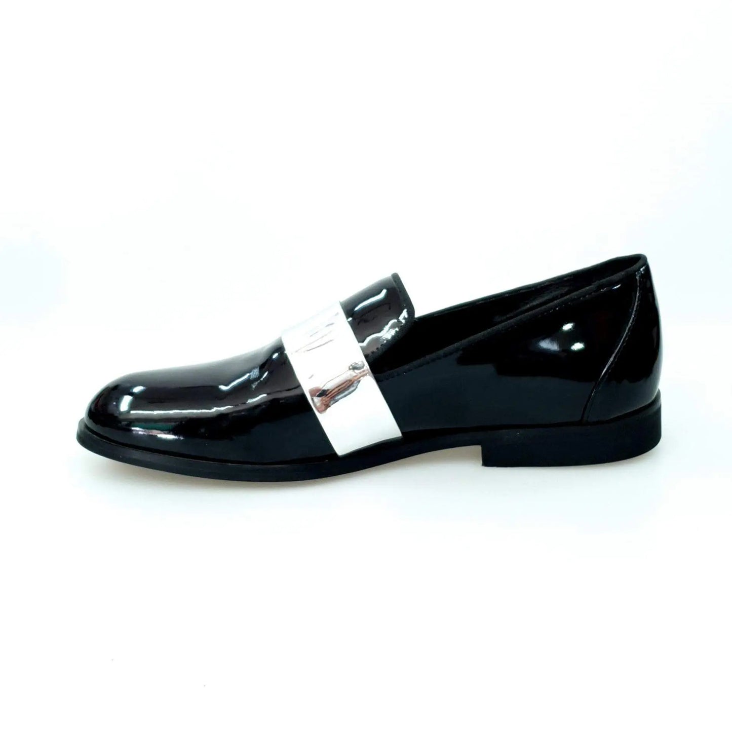 Scarpa mocassino uomo in vernice nera con fascia argento, elegante e lucida, perfetta per occasioni formali.