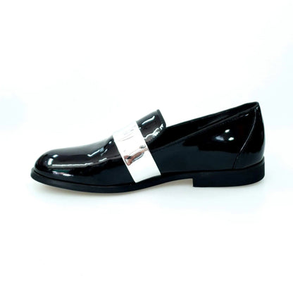Scarpa mocassino uomo in vernice nera con fascia argento, elegante e lucida, perfetta per occasioni formali.