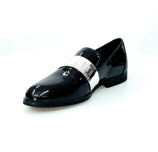 Mocassino uomo in vernice nera con fascia argento, scarpa elegante in pelle lucida, stile classico e raffinato.