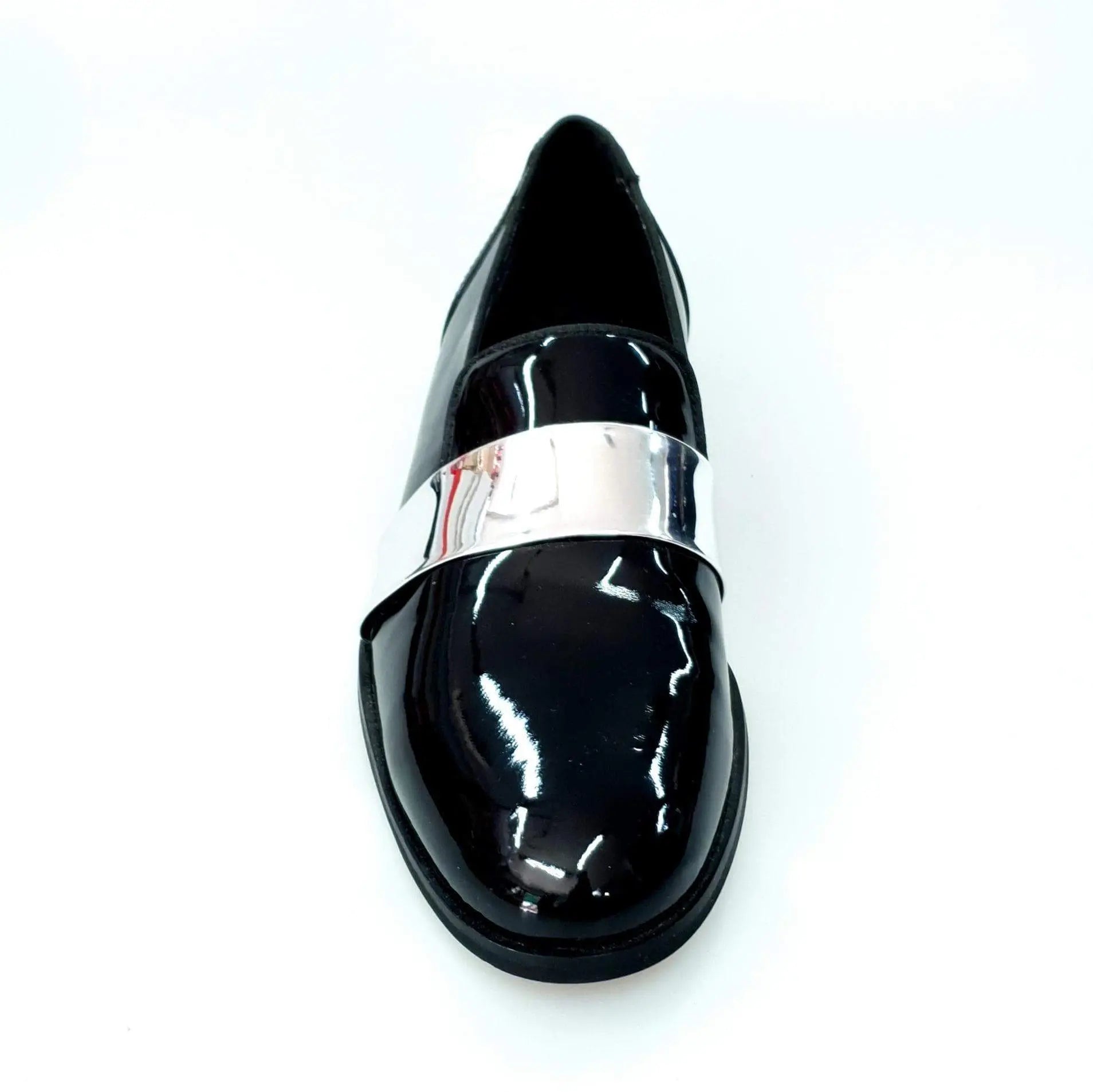 Scarpa mocassino uomo in vernice nera con fascia argento, elegante e lucida, ideale per occasioni formali.