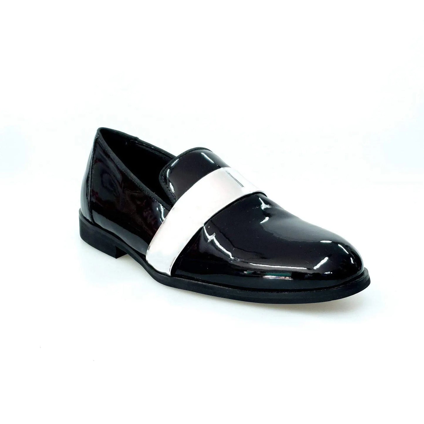 Scarpa mocassino uomo in vernice nera con fascia argento, elegante e lucida, in primo piano.