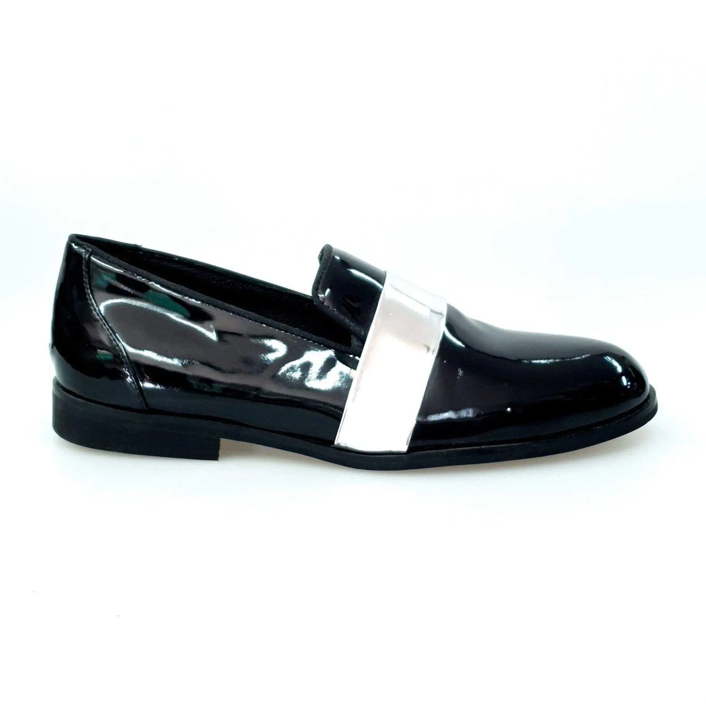 Mocassino uomo in vernice nera con fascia argento, scarpa elegante in pelle lucida con dettaglio in argento.