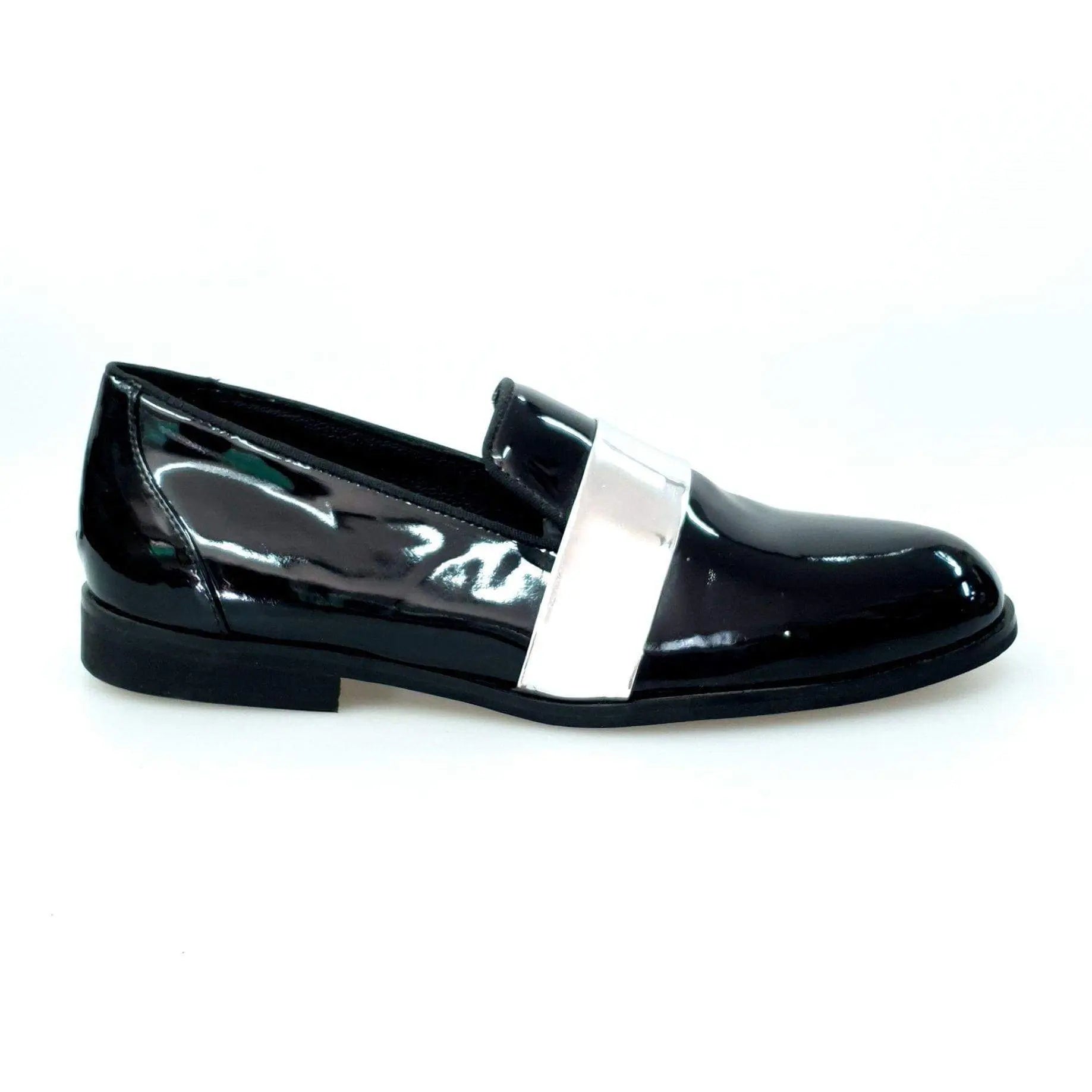 Mocassino uomo in vernice nera con fascia argento, scarpa elegante in pelle lucida con dettaglio in argento.