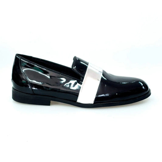 Mocassino uomo in vernice nera con fascia argento, scarpa elegante in pelle lucida con dettaglio in argento.