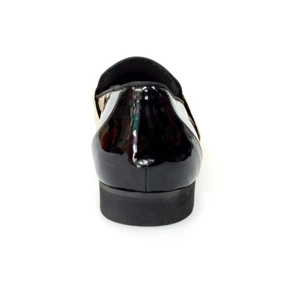Mocassino uomo in pelle nera lucida con fascia oro, scarpa elegante in stile moccasino con dettaglio raffinato.
