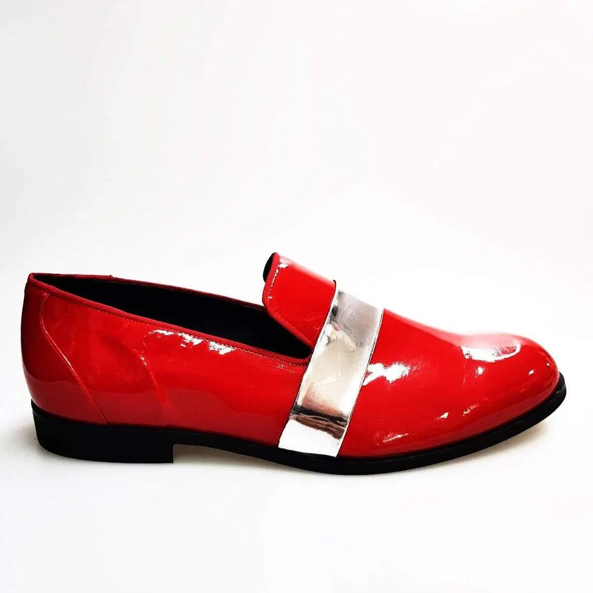 Scarpa mocassino Jackson in vernice rossa con fascia argento, foderata in vera pelle italiana, di Wish Dance Shop