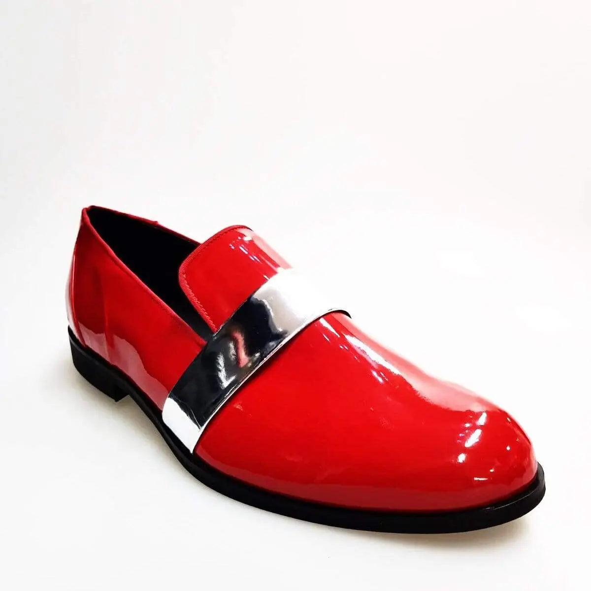 Scarpa mocassino Jackson in vernice rossa con fascia argento, foderata in vera pelle italiana, di Wish Dance Shop.