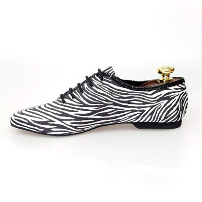 Scarpa Jazz Wish Dance Shop Jazz 03 in raso seta fantasia zebrata con profilo in vernice nera, elegante e ricercata.