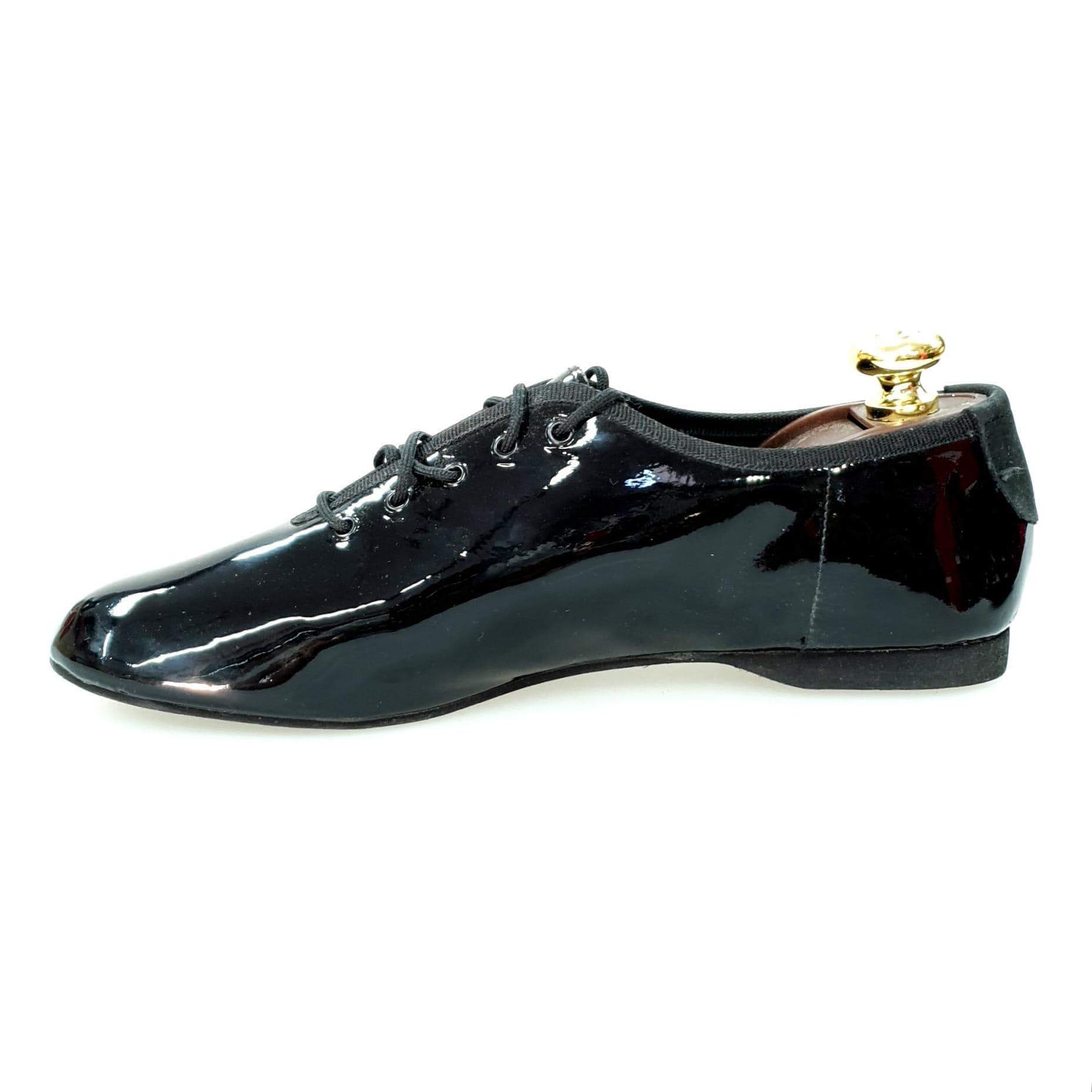 Scarpa Jazz Confort Jazz 04 in vernice nera, con suola antiscivolo e design elegante, ideale per danza e performance.