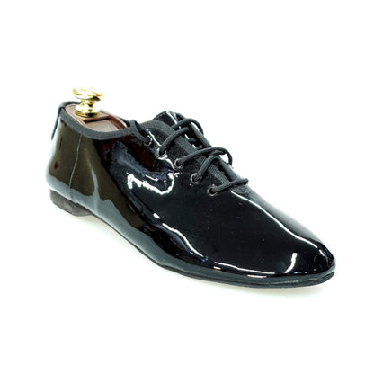 Scarpa Jazz Confort Jazz 04 in vernice nera, con suola antiscivolo e design elegante, ideale per ballo e danza.