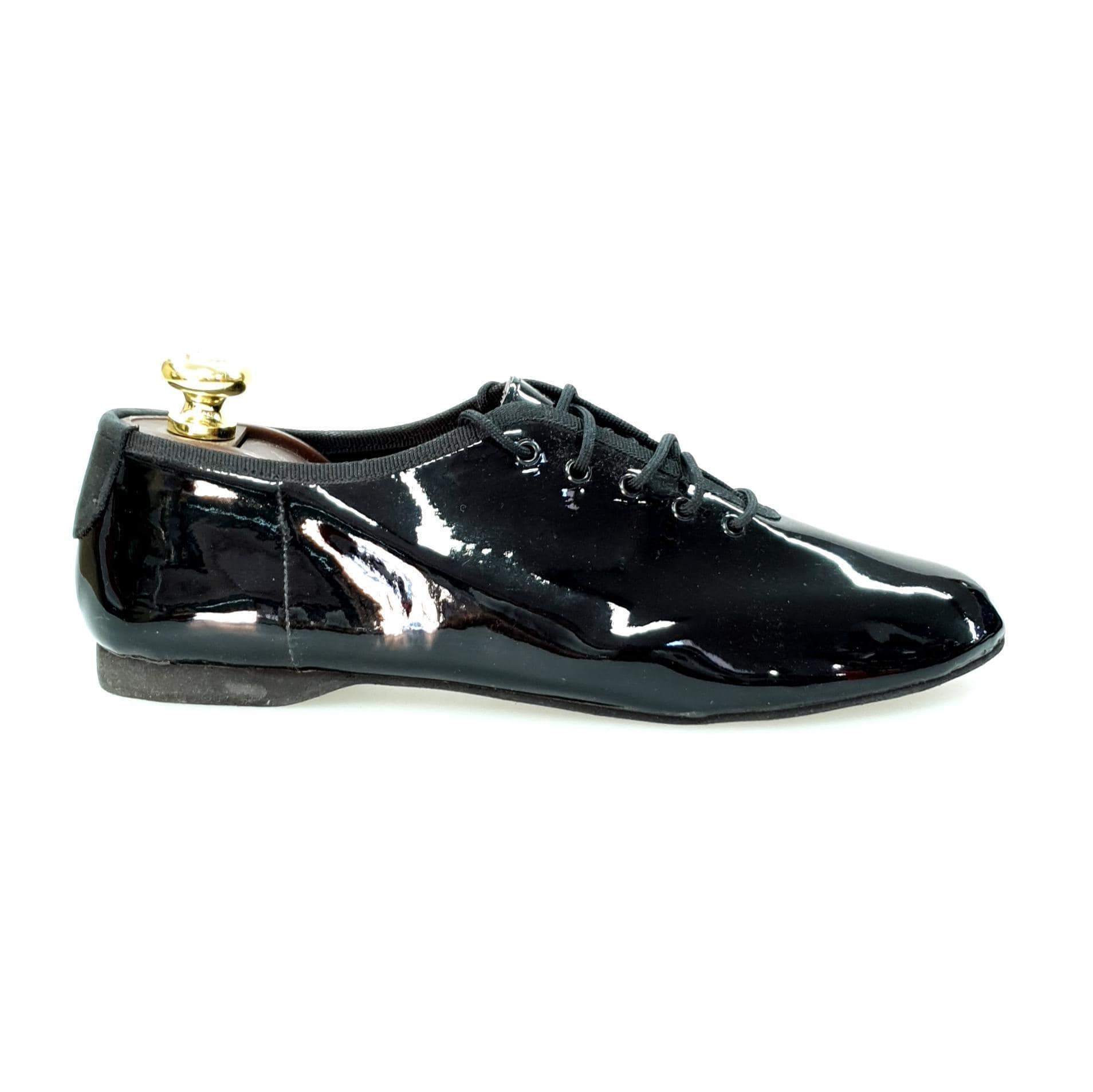 Scarpa Jazz Confort Jazz 04 in vernice nera, con suola antiscivolo e design elegante, ideale per ballo e danza.