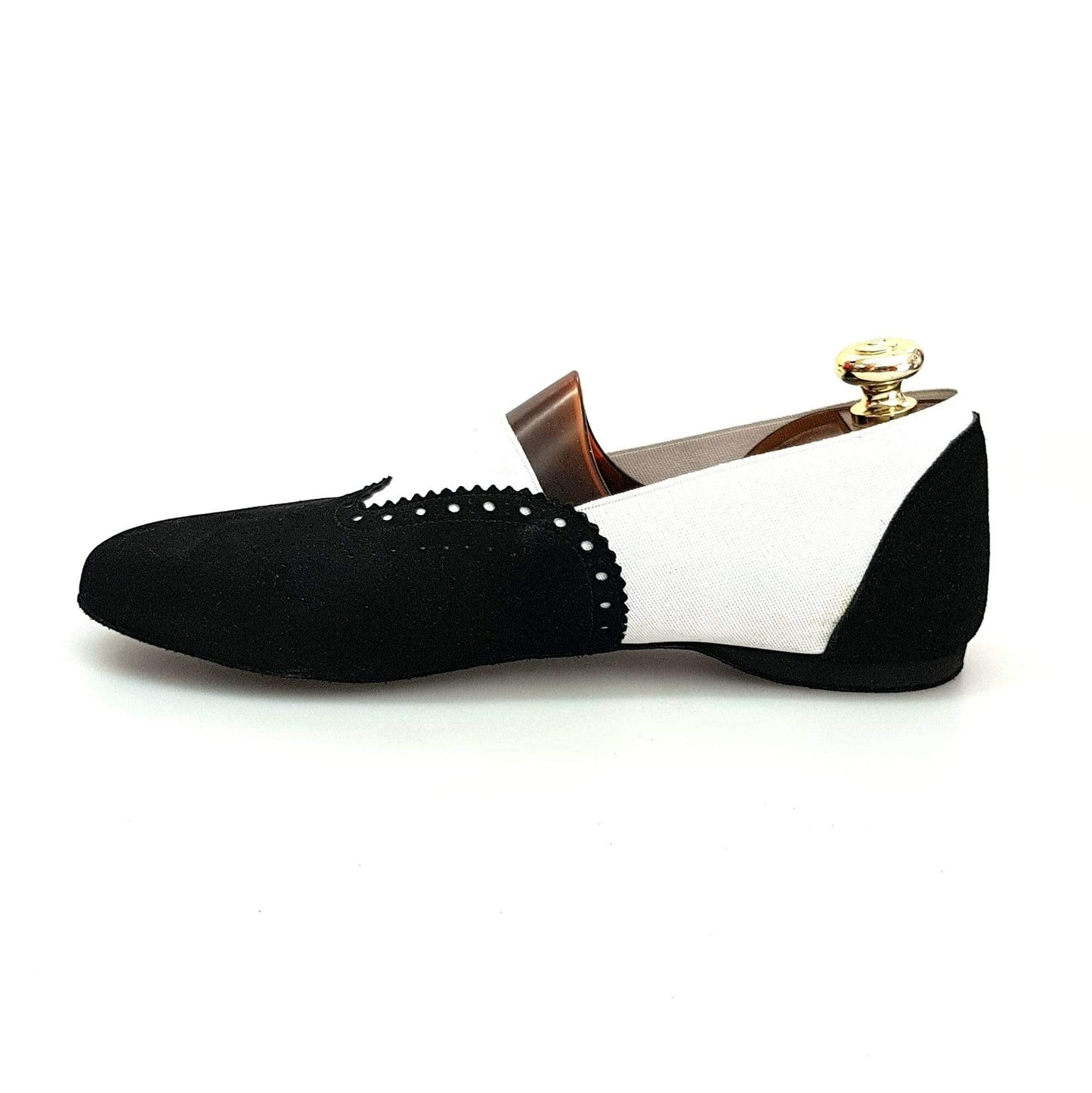 Scarpa jazz Roly Jazz 06 in camoscio nero con elastico bianco e suola bufalo, modello comodo e flessibile.