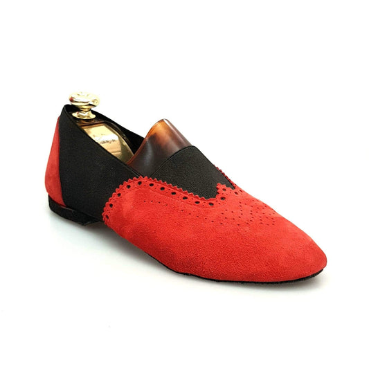 Scarpe jazz Roly Jazz 06 in camoscio rosso con elastico nero e suola bufalo, design confortevole e flessibile.