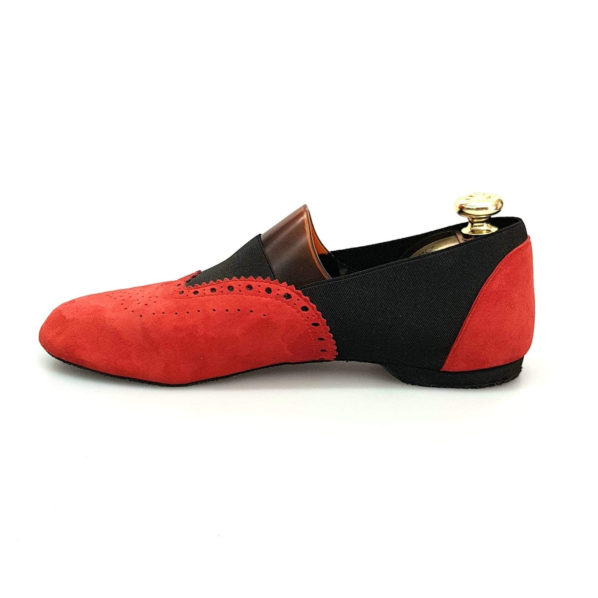 Scarpe Roly Jazz 06 in camoscio rosso con elastico nero, suola bufalo, design comfort flex, per danza e stile casual.