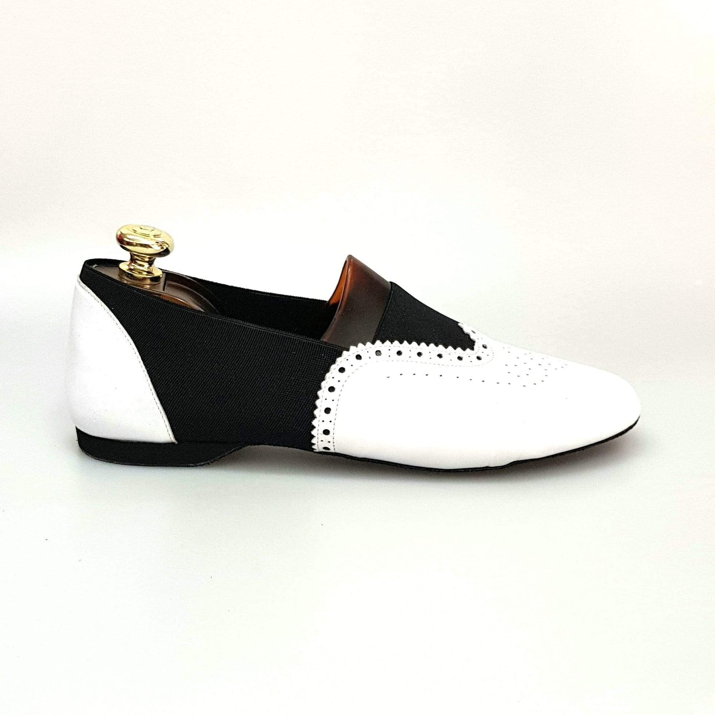 Scarpa Roly Jazz 06 in pelle bianca con elastico nero, suola bufalo e design confortevole per danza.