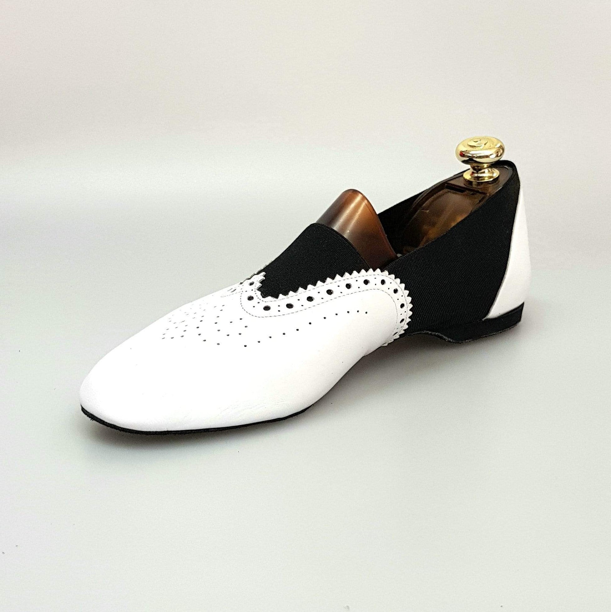 Scarpa Roly Jazz 06 in pelle bianca con elastico nero e suola bufalo, suola flex per comfort e stile da danza.