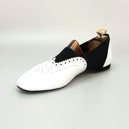 Scarpa Roly Jazz 06 in pelle bianca con elastico nero e suola bufalo, suola flex per comfort e stile da danza.