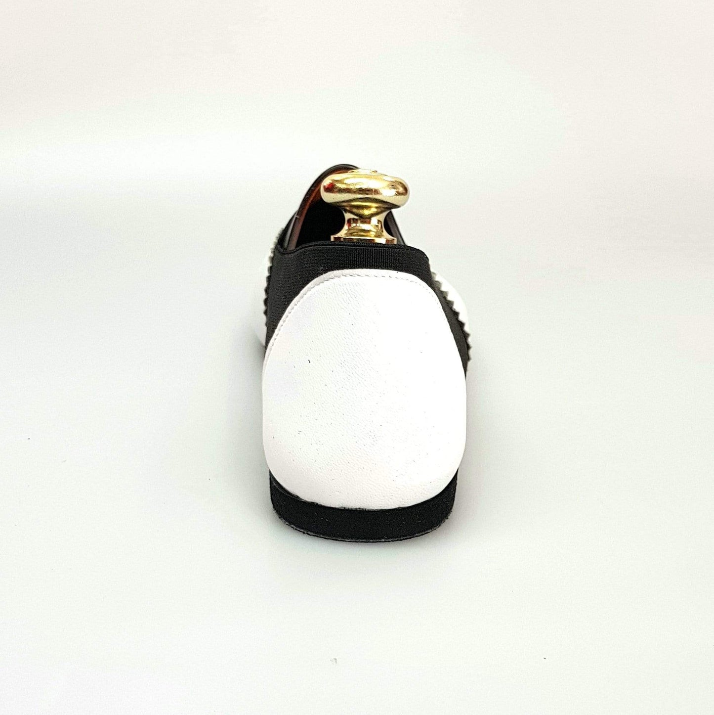 Scarpa jazz Roly Jazz 06 in pelle bianca con elastico nero, suola bufalo, design confortevole e flessibile.