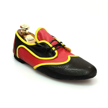 Scarpa jazz Bantu Black (Jazz 07) di Wish Dance Shop, stile Angolana in pelle nera e camoscio rosso con dettagli gialli.