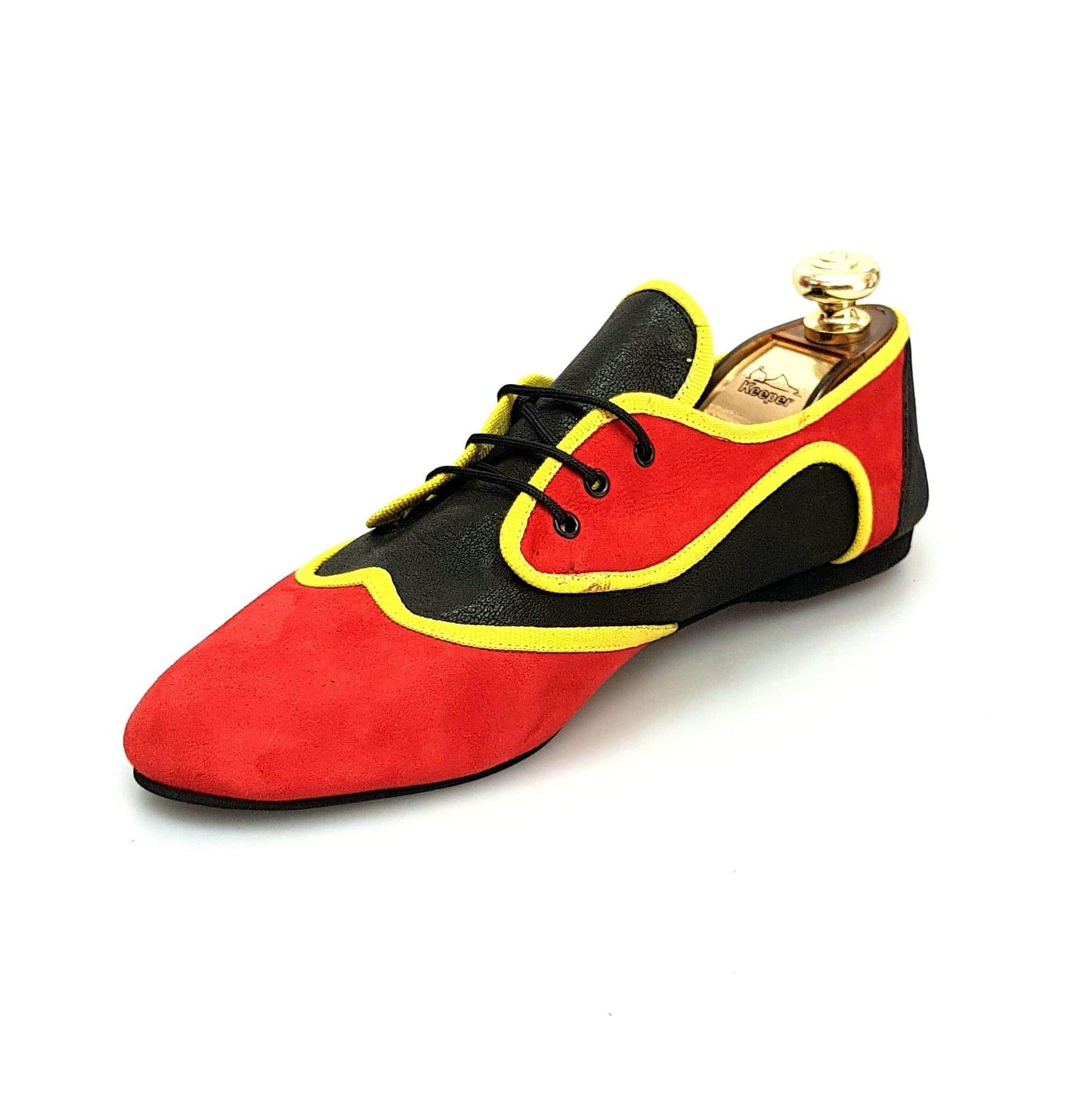 Scarpa Bantu Red Jazz 07 di Wish Dance Shop in camoscio rosso e pelle nera stile Angolana con punta rossa.