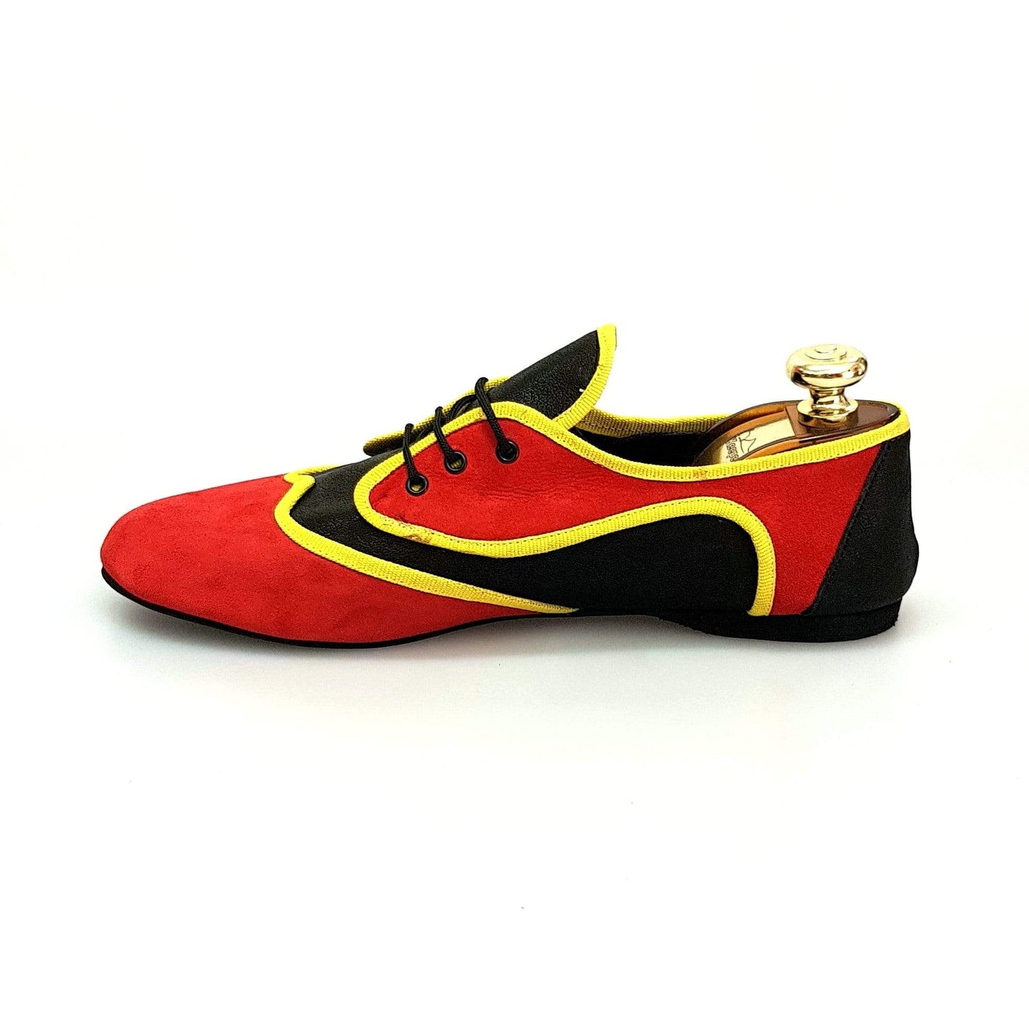 Scarpa jazz Bantu Red (Jazz 07) di Wish Dance Shop in camoscio rosso e pelle nera stile angolano con dettagli rossi.