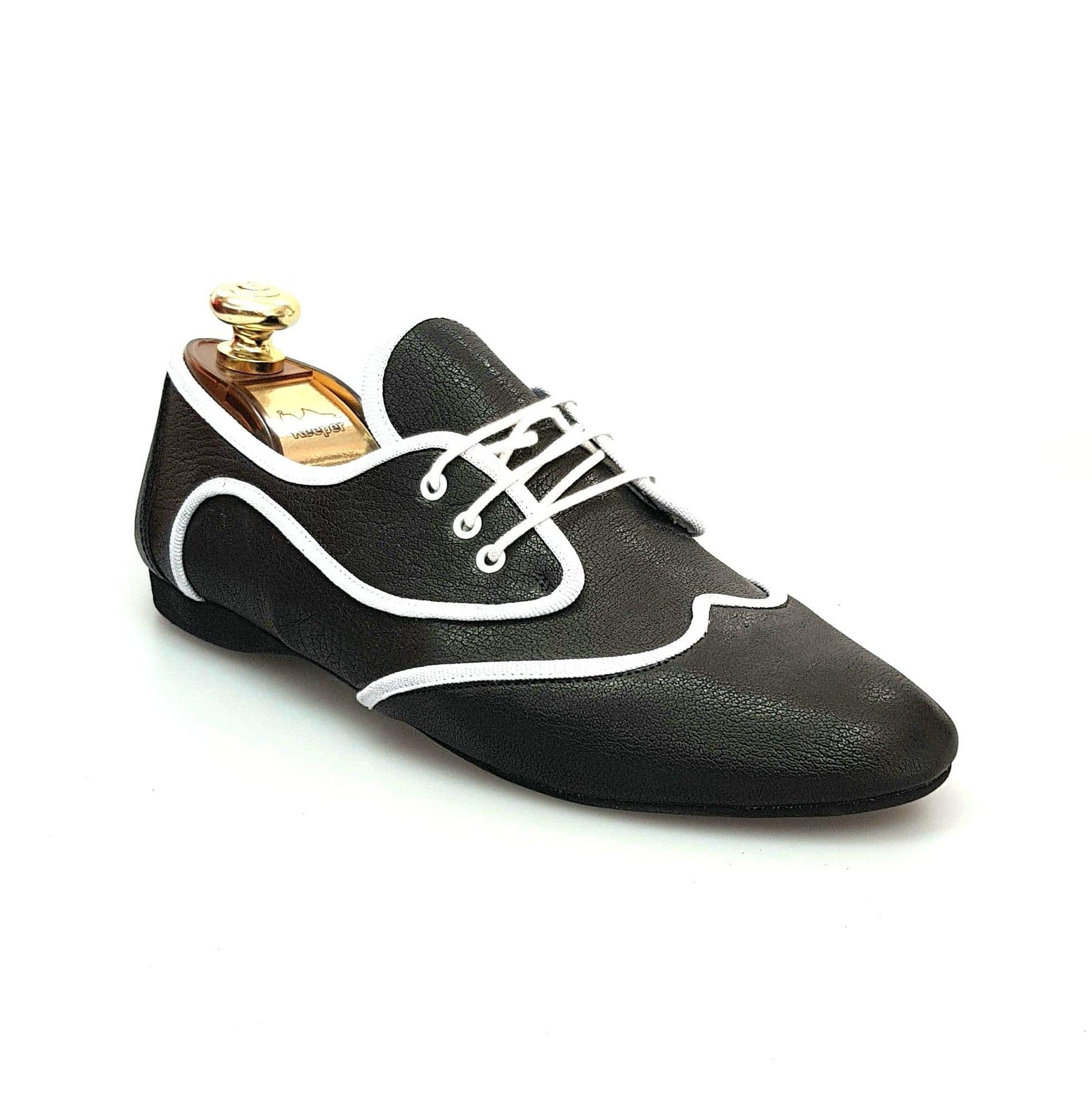 Scarpa jazz Corsaro (Jazz 07) in pelle nera con profilo bianco, design elegante per danza, di Wish Dance Shop.