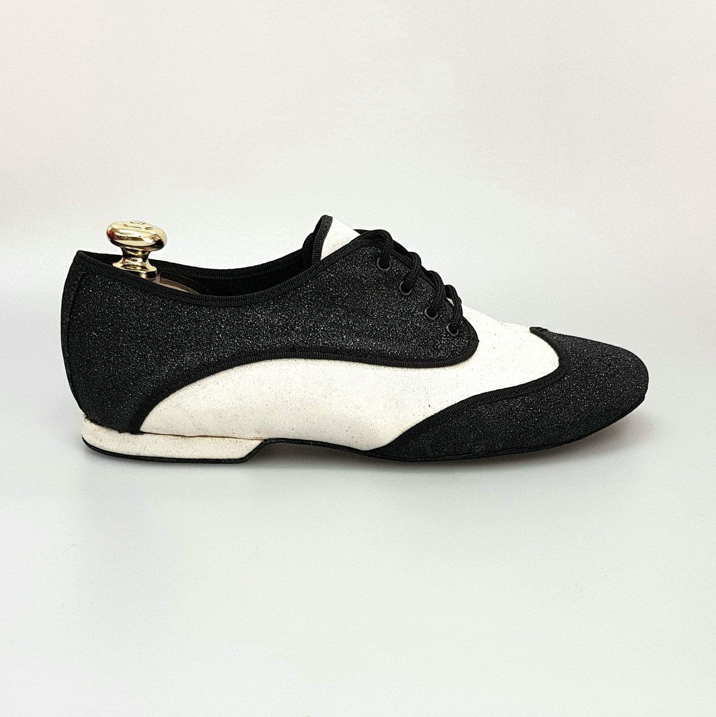 Scarpa jazz Billie Mambo Wish Dance Shop in glitter nero e bianco, con profilo nero, suola e design elegante per ballo.