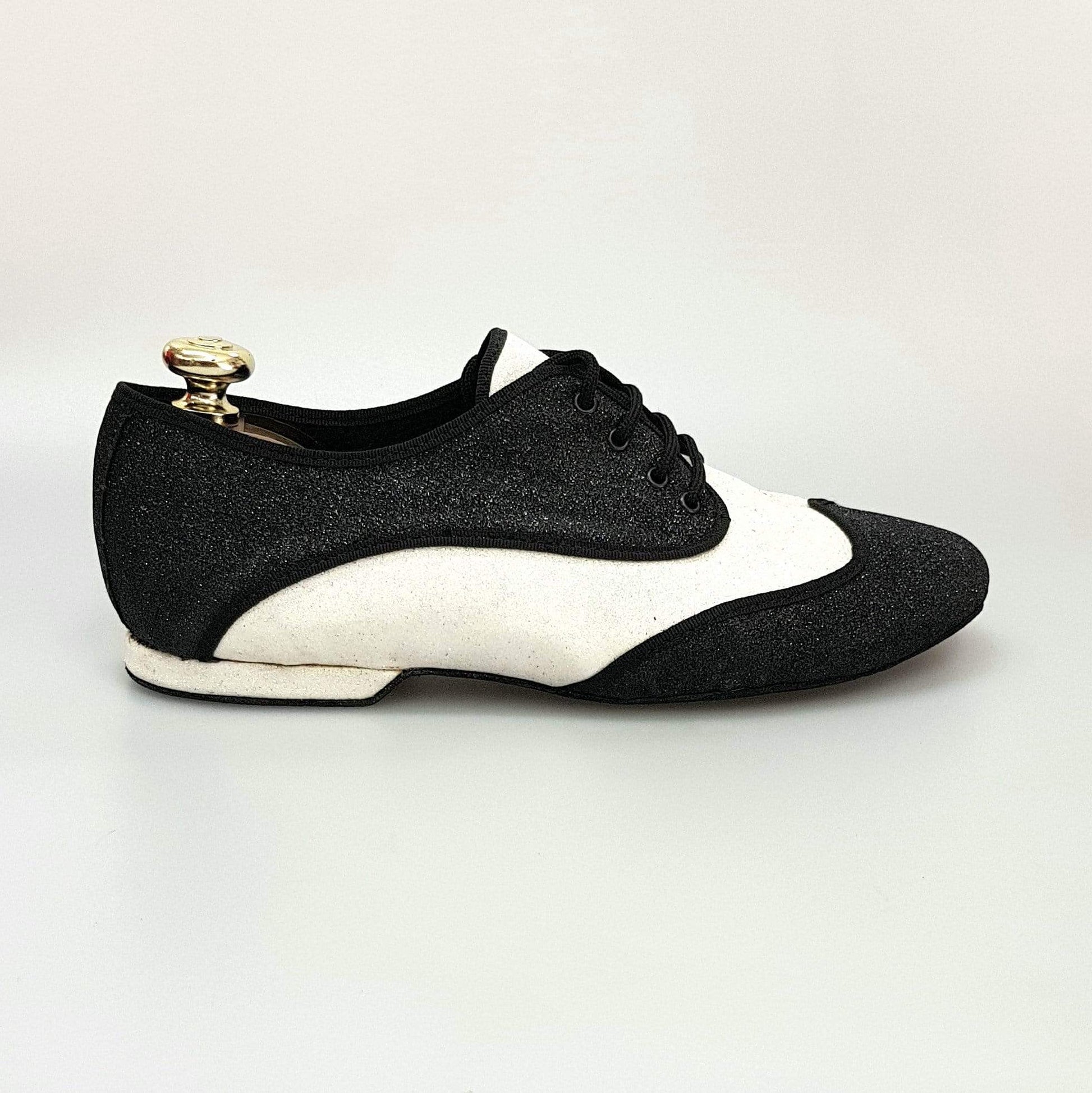 Scarpa jazz Billie Mambo Wish Dance Shop in glitter nero e bianco, con profilo nero, suola e design elegante per ballo.