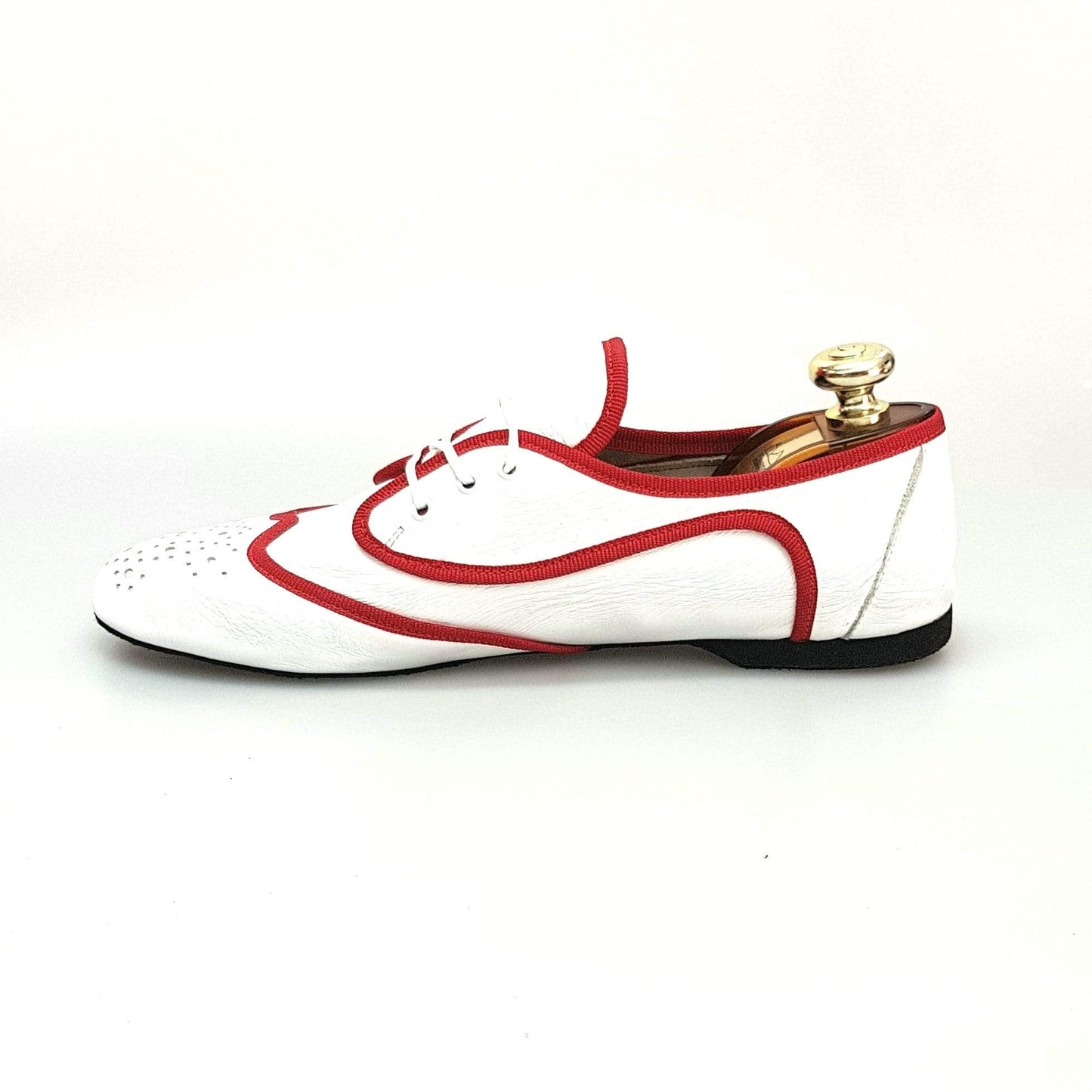 Scarpa Pachanga Caribe Jazz 07 in pelle bianca con profilo rosso, stile elegante e dettagli raffinati.