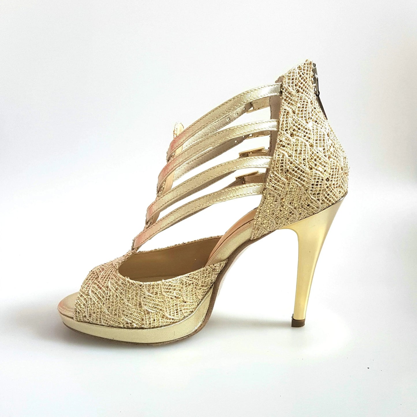 Scarpa da donna Lussuria in pizzo oro con plateau e tacco a spillo, dettagli in lurex dorato, elegante e sofisticata.