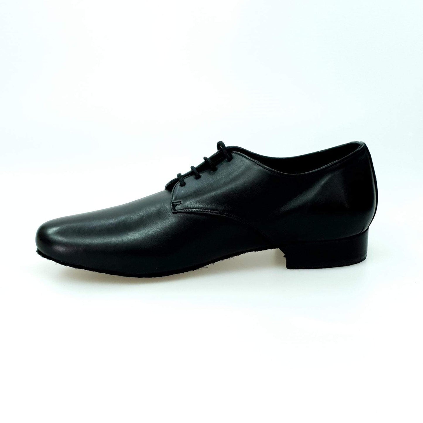 Scarpa Derby Marcy in pelle nera, forma tonda, con stringhe, marca Wish Dance Shop, vista frontale.
