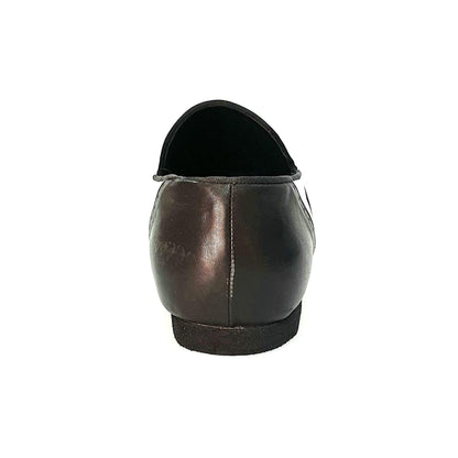 Mocassino brogue in pelle bianca e nera, prodotto Outlet, dettaglio di scarpe eleganti con cuciture decorative
