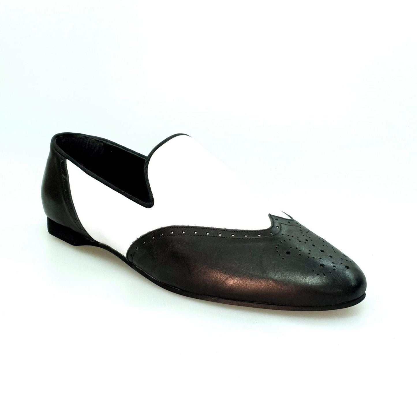 Mocassino brogue in pelle bianca e nera, modello 800BH, con dettagli classici e finitura lucida, prodotto Outlet.