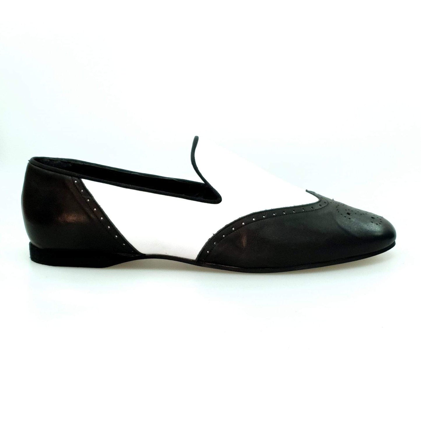 Mocassino brogue in pelle bianca e nera, scarpe donna Outlet, dettagli eleganti e stile classico.