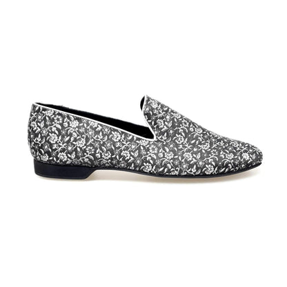 Mocassino da uomo Doge (800PW) in tessuto veneziano fiorato silver con profili in lurex silver e rivestito in vera pelle italiana.