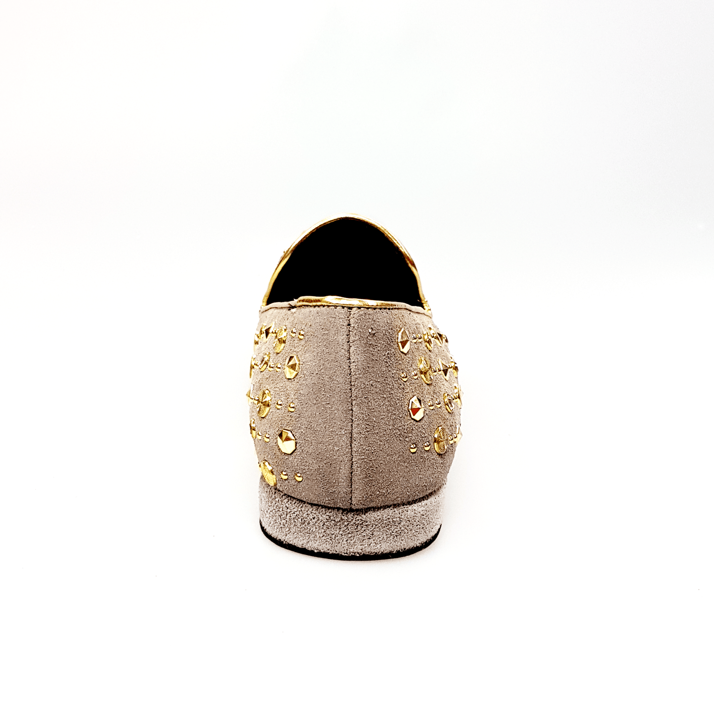 Mocassino Jack Sparrow Wish Dance Shop in camoscio beige con borchie dorate e cristalli Swarovski neri incastonati.