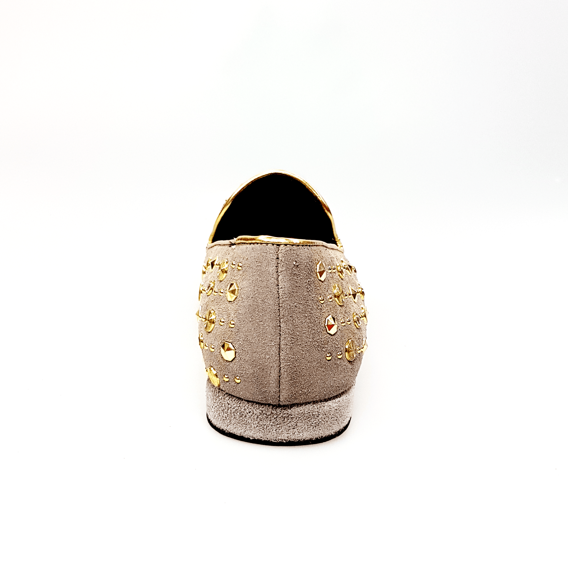 Mocassino Jack Sparrow Wish Dance Shop in camoscio beige con borchie dorate e cristalli Swarovski neri incastonati.