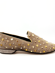 Carica immagine nella Galleria, Wish Dance Shop Mocassino Jack Sparrow in Camoscio Beige Swarovski Cristall incastonati con Borchie grandi e piccole dorate
