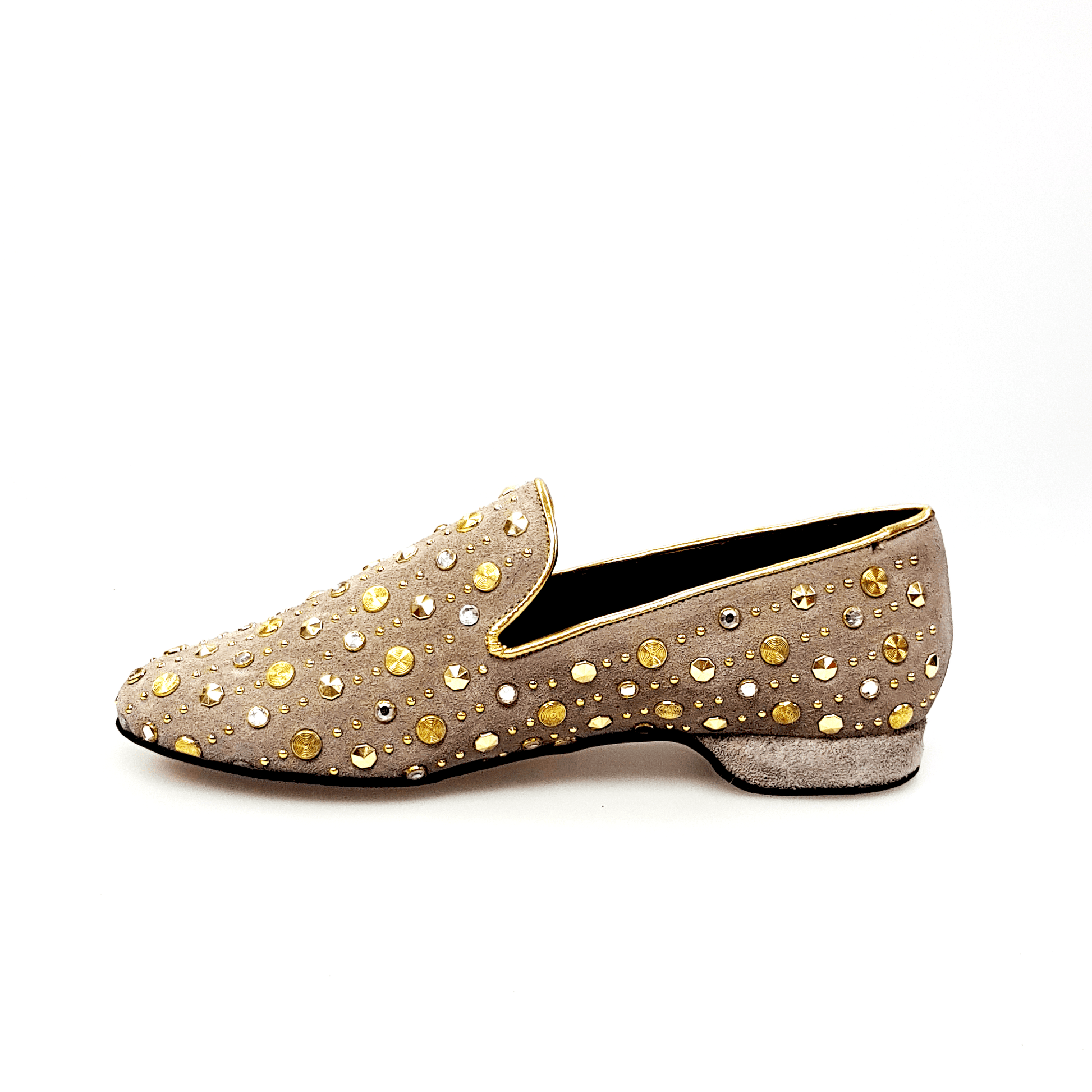 Scarpa mocassino Jack Sparrow Wish Dance Shop in camoscio beige con borchie dorate e cristalli Swarovski neri incastonati.