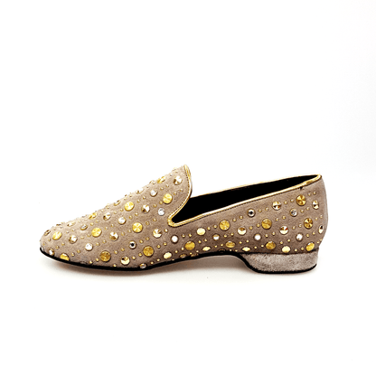 Scarpa mocassino Jack Sparrow Wish Dance Shop in camoscio beige con borchie dorate e cristalli Swarovski neri incastonati.