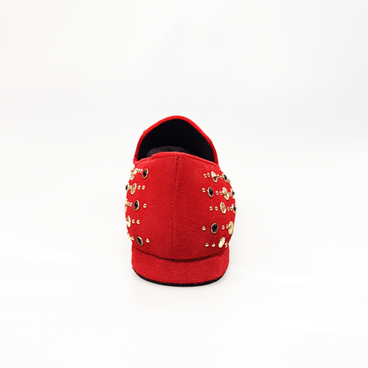 Scarpa mocassino Jack Sparrow Wish Dance Shop in camoscio rosso con borchie dorate e Swarovski neri incastonati.